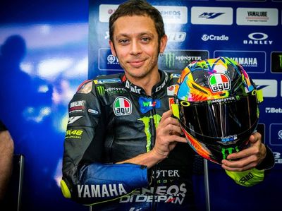 Cakep, Helm Valentino Rossi Dilukis Tangan