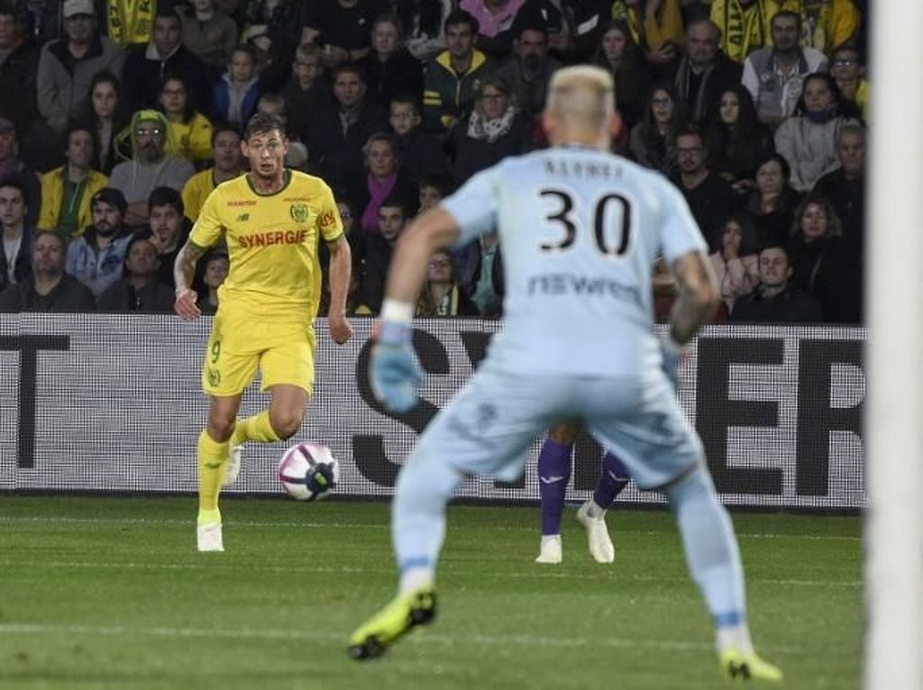 Mengenang Senyum Emiliano Sala ketika Merumput Mengenang Senyum Emiliano Sala ketika Merumput