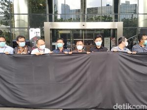 Pegawai KPK Bentangkan Kain Hitam Simbol Dukungan Rekan Dianiaya