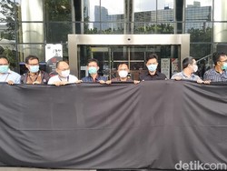 Pegawai KPK Bentangkan Kain Hitam Simbol Dukungan Rekan Dianiaya