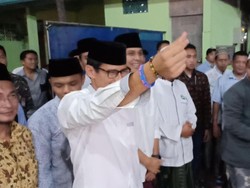 Senangnya Santriwati di Kediri Saat Lihat Sandiaga Secara Langsung