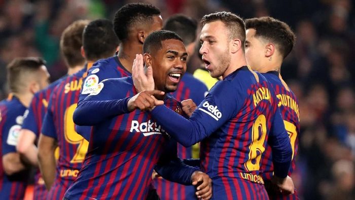 Barcelona menolak desain jersey warna putih (Reuters) Barcelona menolak desain jersey warna putih (Reuters)