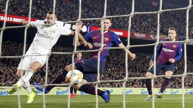 Real Madrid mampu menahan imbang Barcelona 1-1 di Stadion Camp Nou pada leg pertama semifinal Copa del Rey. (