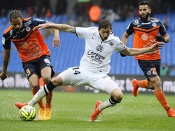 Bersama Caen, penyerang yang dikenal pekerja keras ini menarik perhatian dengan torehan lima gol dari 13 penampilan. Nantes pun meminatinya. (Foto: FRANCK PENNANT / AFP)