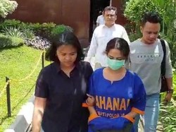 Vanessa Angel Sembunyikan Borgol di Lipatan Baju Tahanan