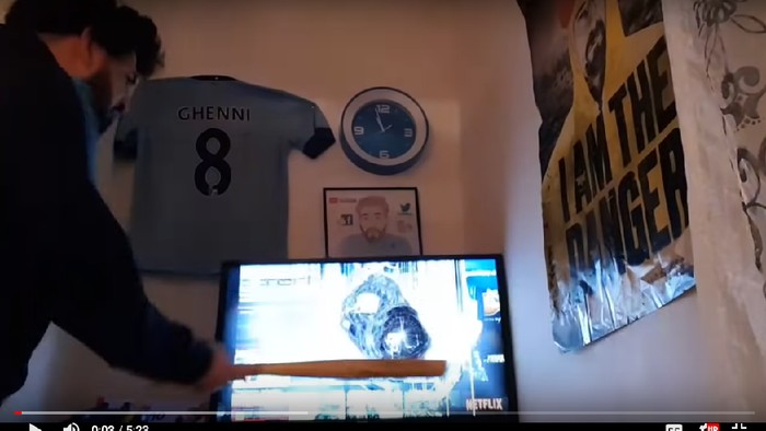 Emosi Berat, Pria Ini Selalu Hancurkan TV Setiap Timnya Kalah