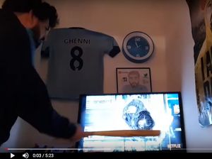 Emosi Berat, Pria Ini Selalu Hancurkan TV Setiap Timnya Kalah