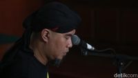 Ekspresi Ahmad Dhani Saat Jalani Sidang di Surabaya