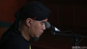 Ekspresi Ahmad Dhani Saat Jalani Sidang di Surabaya