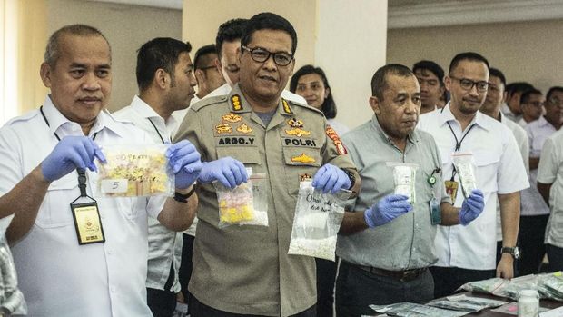 Kabid Humas Polda Metro Jaya Kombes Argo Yuwono dan jajaran kepolisian menunjukkan sejumlah barang bukti obat tanpa izin edar.