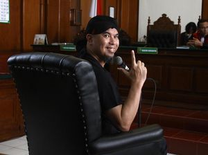 Sidang Perdana, Ahmad Dhani Acungkan Dua Jari