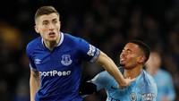 Gabriel Jesus sempat mendapat sikutan dari Jonjoe Kenny. REUTERS/Phil Noble.