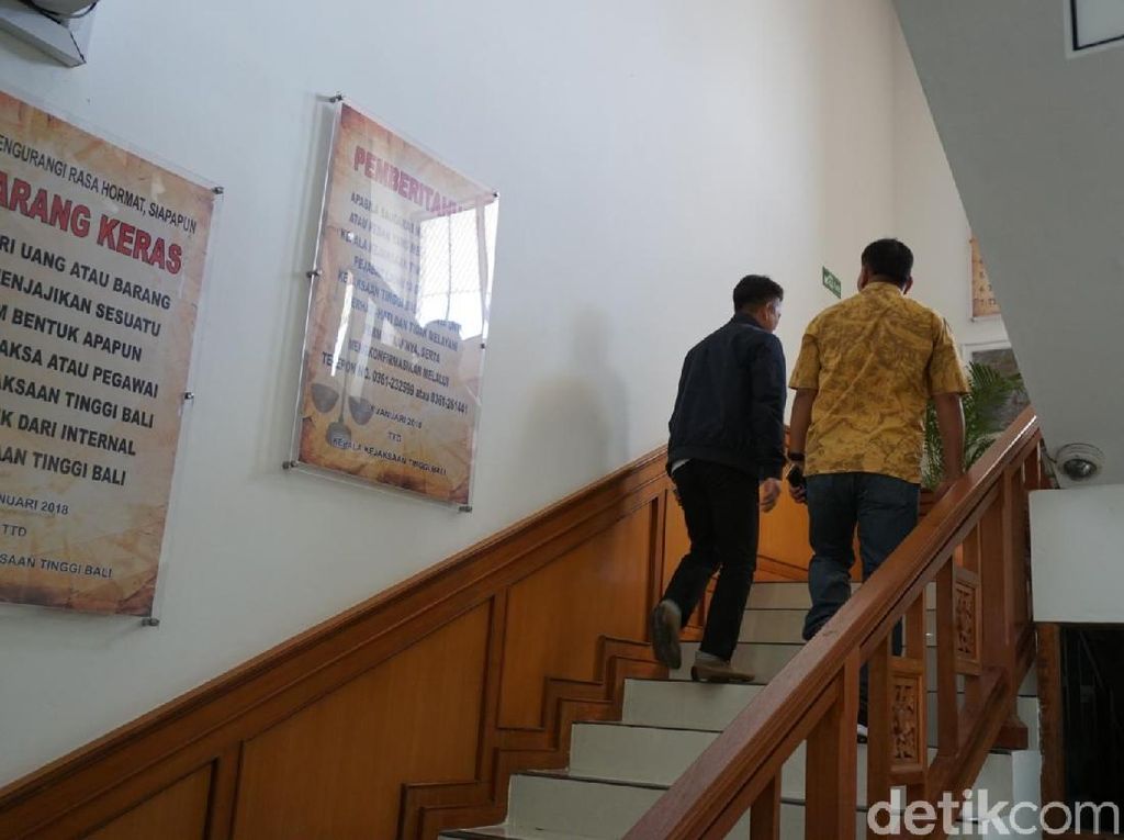 Tim Kejati Lampung Jemput Koruptor Rp 119 M Alay di Bali Tim Kejati Lampung Jemput Koruptor Rp 119 M Alay di Bali