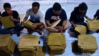 Puluhan Ribu Sampul Formulir untuk Pemilu Disusun di Bandung