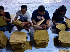 Puluhan Ribu Sampul Formulir untuk Pemilu Disusun di Bandung Puluhan Ribu Sampul Formulir untuk Pemilu Disusun di Bandung