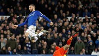 Sebuah peluang Everton berhasil digagalkan Ederson. Reuters/Carl Recine.