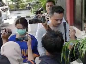Masuk Ruangan Pemeriksaan, Sandal Vanessa Angel Copot Tiga Kali