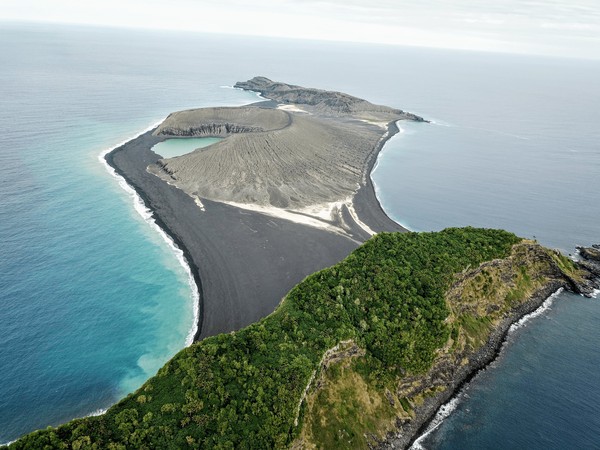 Pada 2015 lalu, salah satu pulau terbaru di dunia lahir dari kawah gunung berapi bawah laut. (Foto: Dok. NASA)