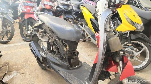Scoopy Dicabik-cabik Pengendara yang Kena Tilang
