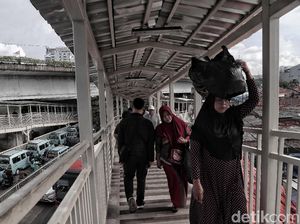Pro-Kontra Pejalan Kaki Dilarang Melintas di Bawah Skybridge