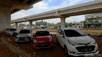 Duh, Kolong Tol Becakayu Jadi Parkir Liar