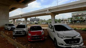 Duh, Kolong Tol Becakayu Jadi Parkir Liar