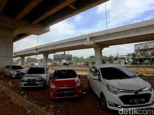 Duh, Kolong Tol Becakayu Jadi Parkir Liar Duh, Kolong Tol Becakayu Jadi Parkir Liar