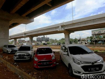 Duh, Kolong Tol Becakayu Jadi Parkir Liar