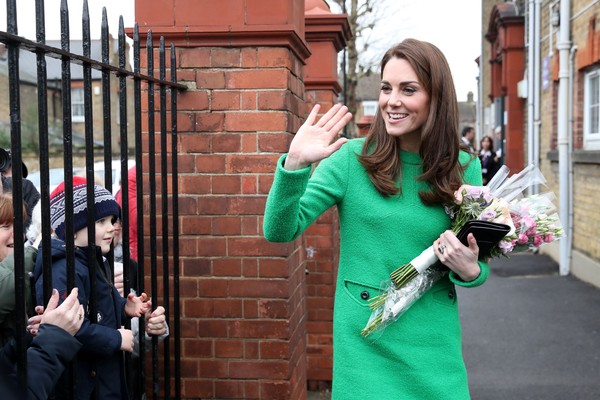 Di luar gaun yang kini jadi lelucon karena mata marahnya, penampilan Kate senantiasa terlihat memukau. Dia pun memakai boots hitam dari LK Bennett sebagai padanannya. Foto: Dok. Getty Images