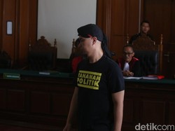 Gaya Hitam-hitam Ahmad Dhani Jalani Sidang Perdana Kasus Idiot