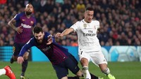 Selama sekitar setengah jam di atas lapangan, ruang gerak Messi dibatasi. Peraih Ballon dOr lima kali itu cuma mampu membuat satu kali tembakan, itupun tidak mengarah ke sasaran. Foto: Reuters