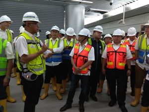 Ketua OJK Janji Bakal Ngantor Naik MRT Jakarta Tiap Hari Ketua OJK Janji Bakal Ngantor Naik MRT Jakarta Tiap Hari