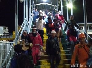 Kapal yang Terbakar di Merak Sandar, Penumpang Dievakuasi Kapal yang Terbakar di Merak Sandar, Penumpang Dievakuasi