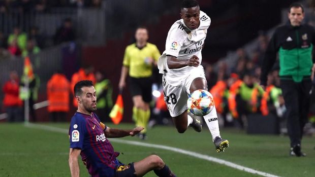 Jordi Alba menganggap perbandingan Vinicius Jr. dengan Lionel Messi tak membantu Vinicius.
