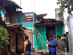 Kobaran Api Hanguskan 4 Rumah Warga di Cikole Sukabumi