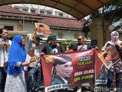 Aksi Sahabat-sahabat Dukung Ahmad Dhani Selama Sidang di Surabaya