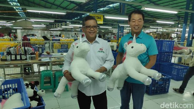 Ke Pabrik Boneka Aurora Cianjur, PDIP: Jokowi Dorong Kemudahan Bagi Investor