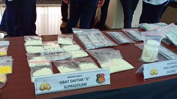 Polisi memamerkan barang bukti obat-obatan terlarang.