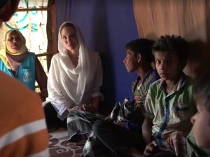 Cantiknya Angelina Jolie Berkerudung Tengok Pengungsi Rohingya