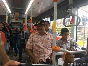 Gus Ipul Jajal Bus Suroboyo, Bayar Pakai Tiga Botol Bekas Gus Ipul Jajal Bus Suroboyo, Bayar Pakai Tiga Botol Bekas