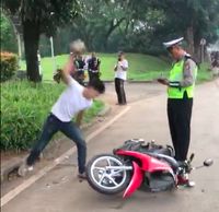 Adi membanting motornya saat ditilang polisi. (Foto: dok. Istimewa)