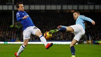 Bernard dan Bernardo Silva berebut bola. REUTERS/Phil Noble.