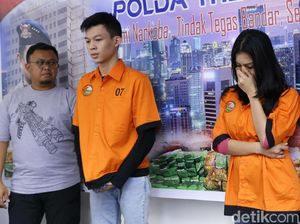Reva Alexa Nangis, Teman Prianya Pingsan saat Perkara Narkobanya Digelar Polisi Reva Alexa Nangis, Teman Prianya Pingsan saat Perkara Narkobanya Digelar Polisi