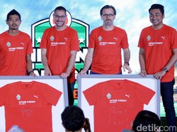 Legenda sepak bola Indonesia Bambang Pamungkas (kiri), Legenda sepak bola Republik Ceko Karel Poborsky (dua dari kanan), Chief Marketing & Strategy Officer Home Credit Indonesia Miroslav Hlavac (dua dari kiri) dan Chief External Affairs Home Credit Indonesia Andy Nahil Gultom (kanan), memegang jersey saat peresmian kampanye baru program pencarian bakat bagi generasi muda penggemar sepak bola yang bertajuk “Bintang Lapangan”, di Jakarta.