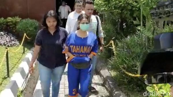 Vanessa Angel Pakai Baju Tahanan dan Tangan Diborgol