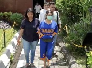 Vanessa Angel Pakai Baju Tahanan dan Tangan Diborgol Vanessa Angel Pakai Baju Tahanan dan Tangan Diborgol