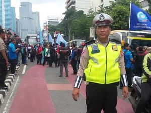 Ada Demo di Gedung Kemenaker, Lalin Gatsu Arah Cawang Macet