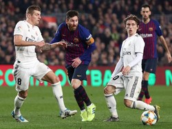 Demi mencari gol tambahan, Barca memasukkan sang superstar, Messi dan menarik Philippe Coutinho. Foto: Reuters