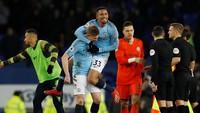 Tiga tambahan angka ini menaikkan City ke peringkat pertama dengan perolehan 62 poin hasil 26 pertandingan. The Citizens memiliki raihan angka sama dengan Liverpool tapi unggul selisih gol sehingga berhak atas posisi teratas. REUTERS/Phil Noble.
