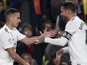 Pique Kritik Wasit karena Tak Kartu Merah Ramos